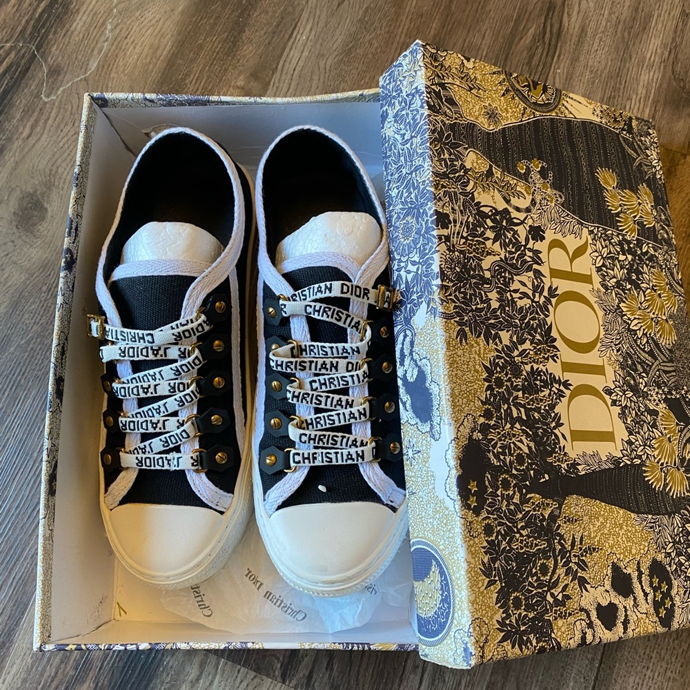 Dior sneakers
Size: 7,5